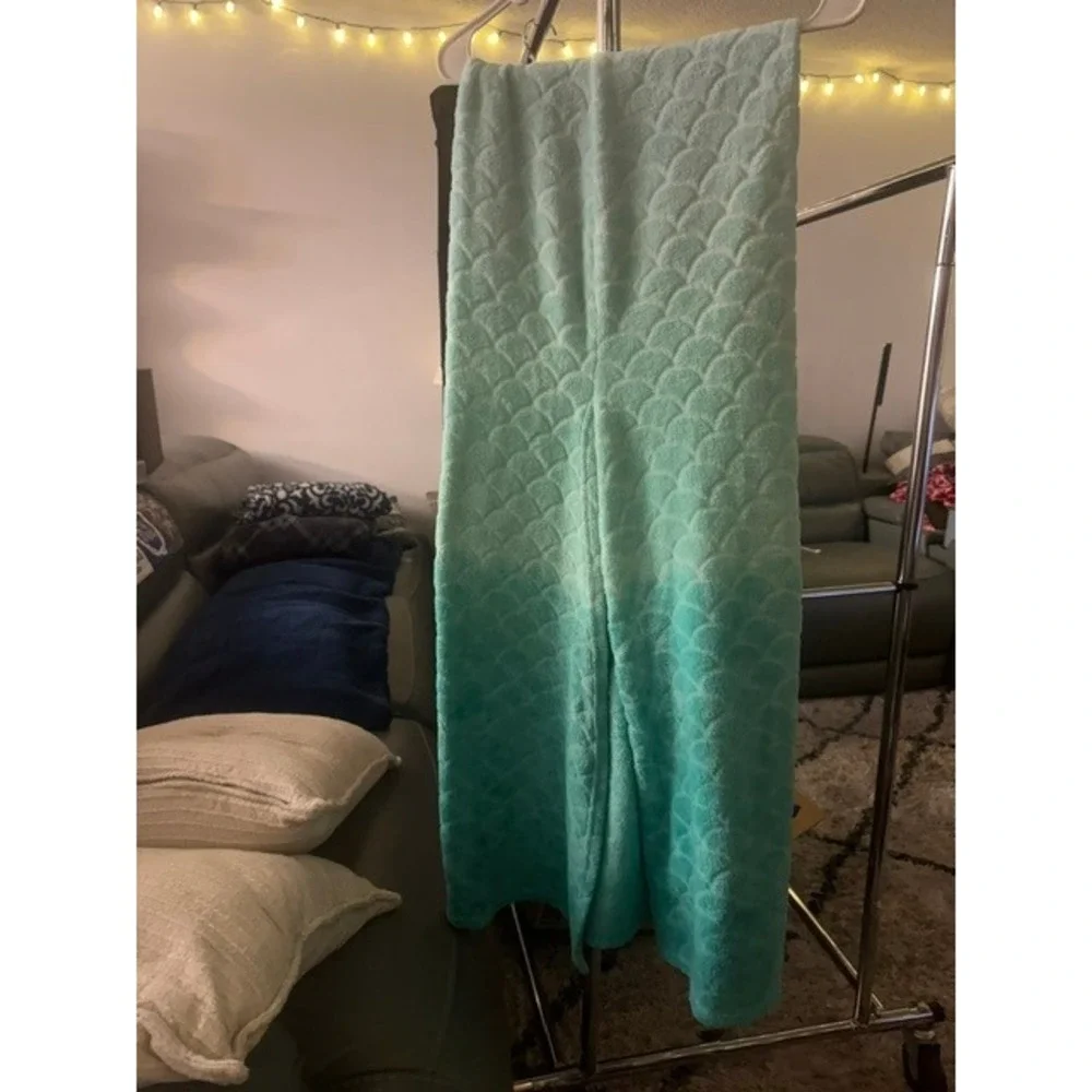 Pillowfort Mermaid Tail Wearable Blanket Teal Purple Ombre Scale Plush Throw